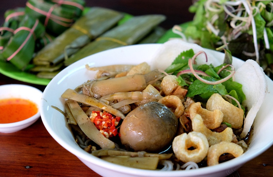 Bún cua thối và bún mắm- 2 món bún nức mùi nhưng nổi tiếng đất Pleiku - 2 Bún cua thối - món ăn tuy quen với phần đông người dân phố núi nhưng lại rất lạ với hết thảy du khách gần xa.