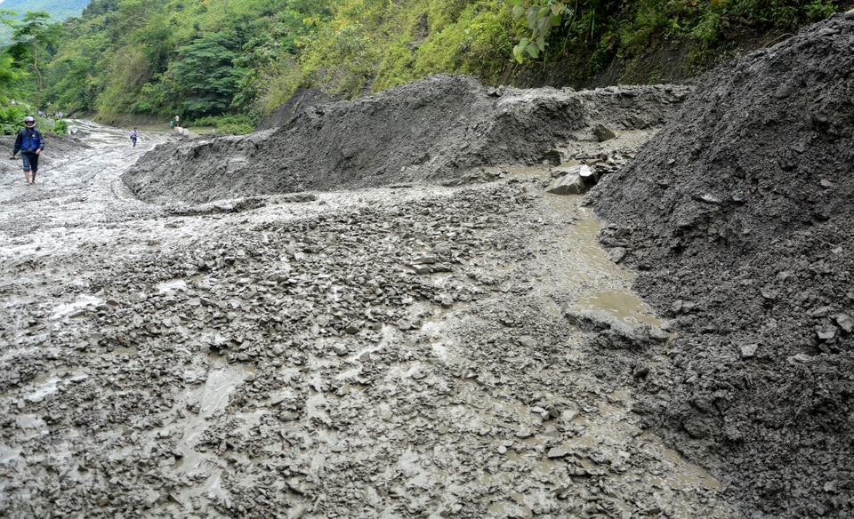 Bùn đất dày hơn 1m, nguy cơ tê liệt quốc lộ nối Lai Châu - Điện Biên - 2