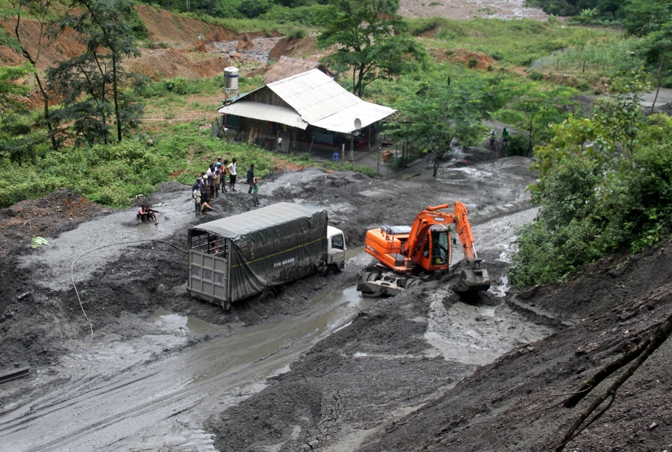 
Phương tiện máy móc có mặt tại hiện trường để nạo vét, ủi đất giúp xe thông tuyến. Ảnh: Văn Dũng - TTXVN
