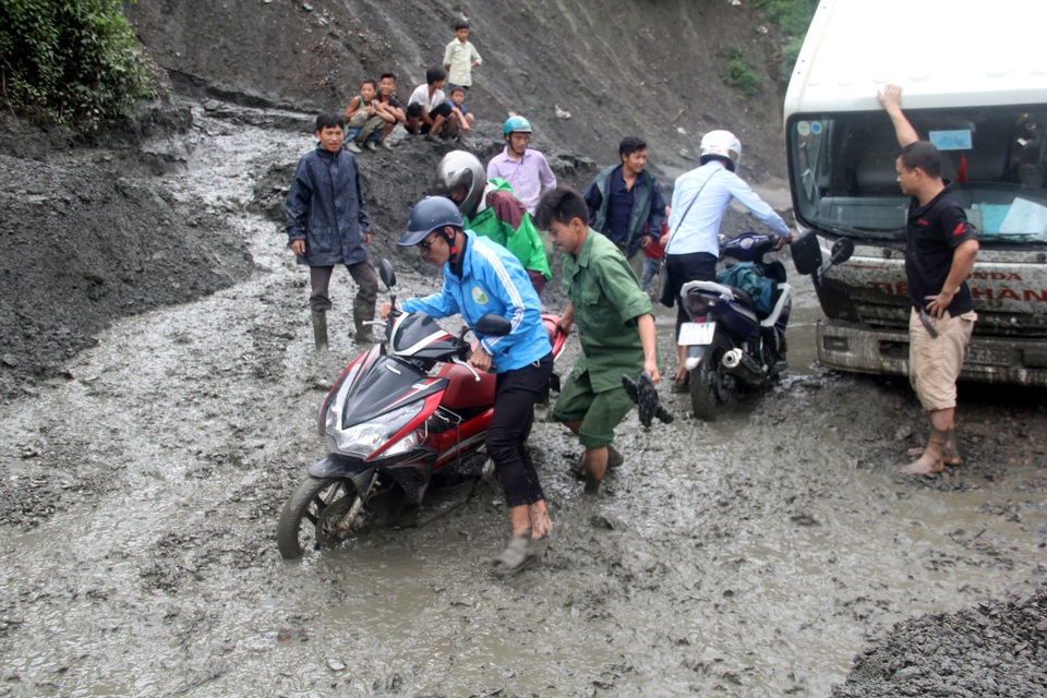
Bùn lầy do sạt lở gây ách tắc giao thông. Ảnh: Văn Dũng - TTXVN
