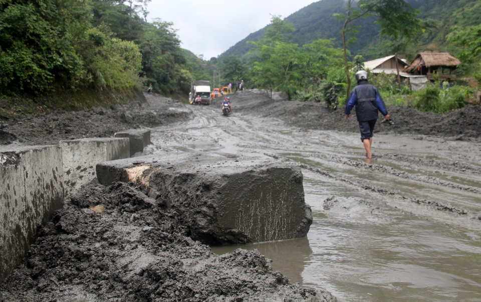 
Bùn lầy do sạt lở gây ách tắc giao thông. Ảnh: Văn Dũng - TTXVN
