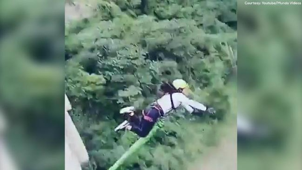 Liều mình nhảy bungee từ trên cầu, cô gái suýt tử nạn - 1 Nữ du khách suýt chết vì nhảy bungee