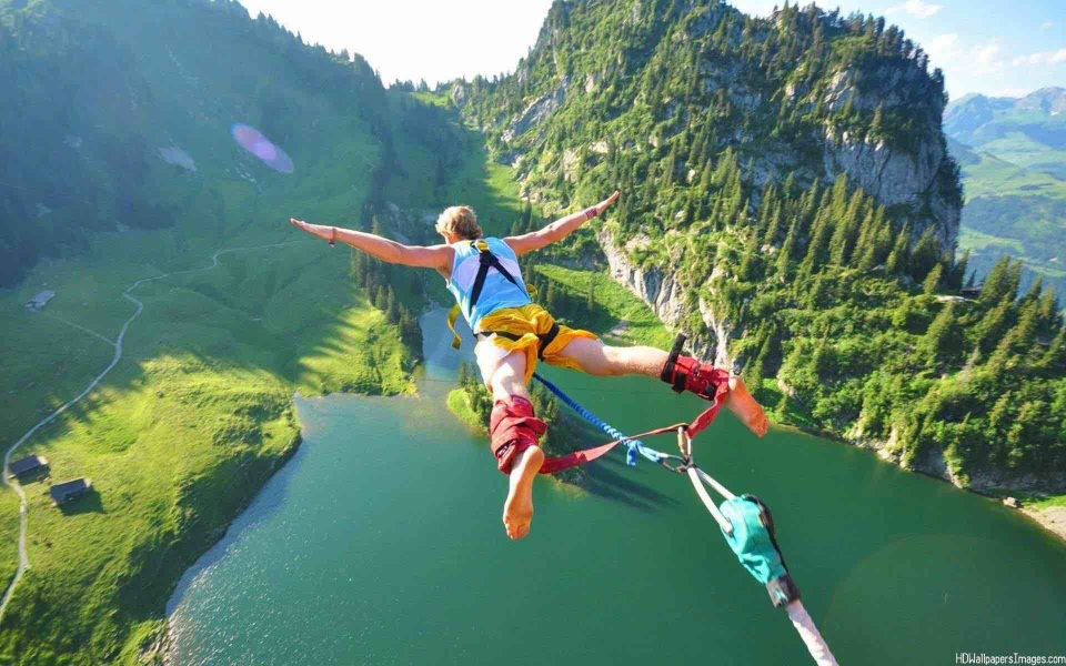 Liều mình nhảy bungee từ trên cầu, cô gái suýt tử nạn - 3 Trò thể thao cảm giác mạnh bungee là một trong những bộ môn được nhiều người trẻ mê mạo hiểm ưa thích