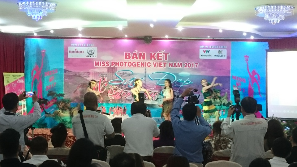 Đình chỉ một cuộc thi sắc đẹp “chui” - 1 Buổi biểu diễn phải ngưng giữa chừng