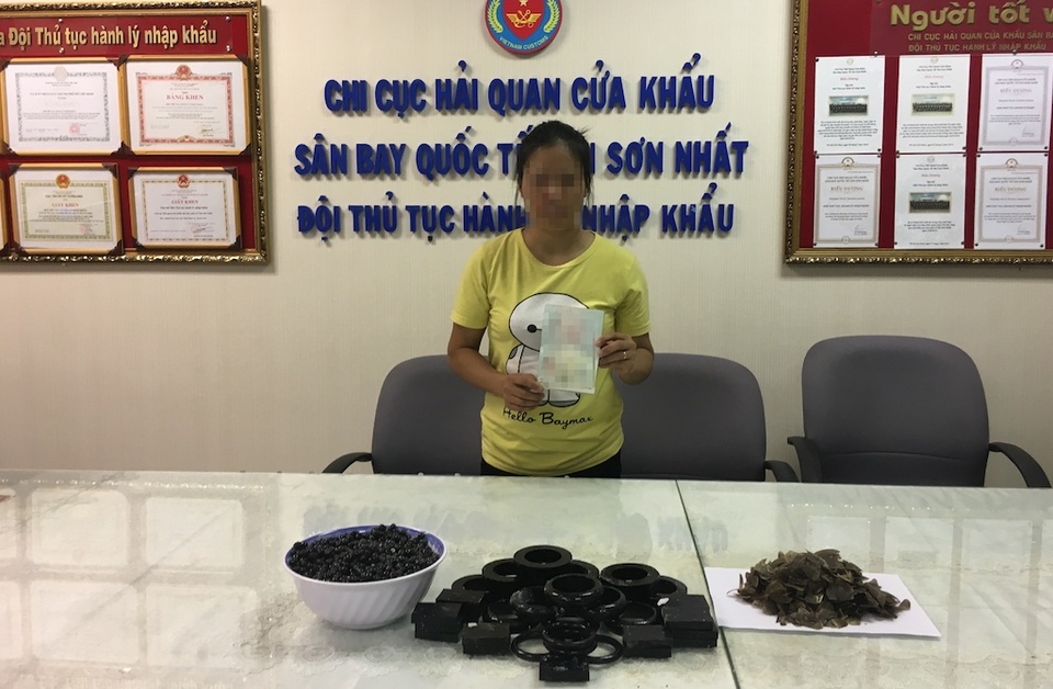 "Độc chiêu" giấu ngà voi trong... bụng cá hồi - 4 Nghi phạm cùng tang vật tại cơ quan chức năng