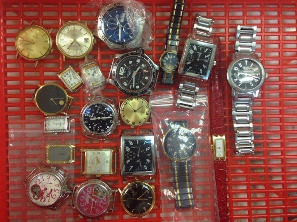 Bó 21 chiếc đồng hồ trong ống quần để vận chuyển qua đường hàng không - 2 Số đồng hồ mà đối tượng bó trong quần để buôn lậu về Việt Nam