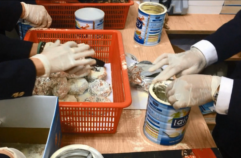 "Độc chiêu" giấu ngà voi trong... bụng cá hồi - 3 "Độc chiêu" giấu ngà voi trong... bụng cá hồi - 3