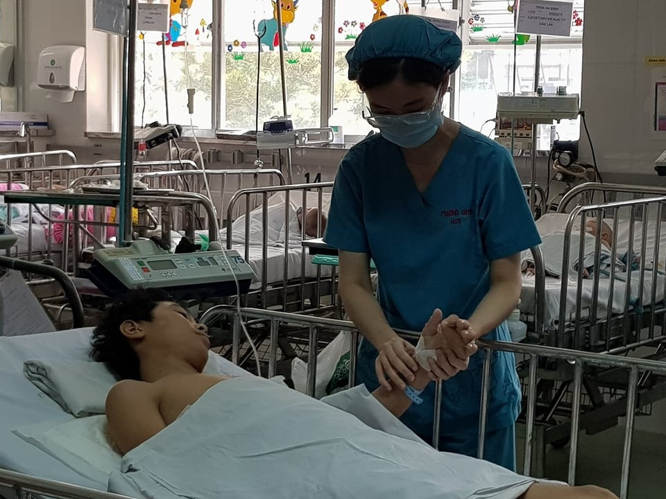 Bé trai đột ngột bị liệt, phát hiện bướu "khủng" trong ngực - 1
Bệnh nhi đã may mắn thoát khỏi khối bướu lớn sau 2 cuộc phẫu thuật