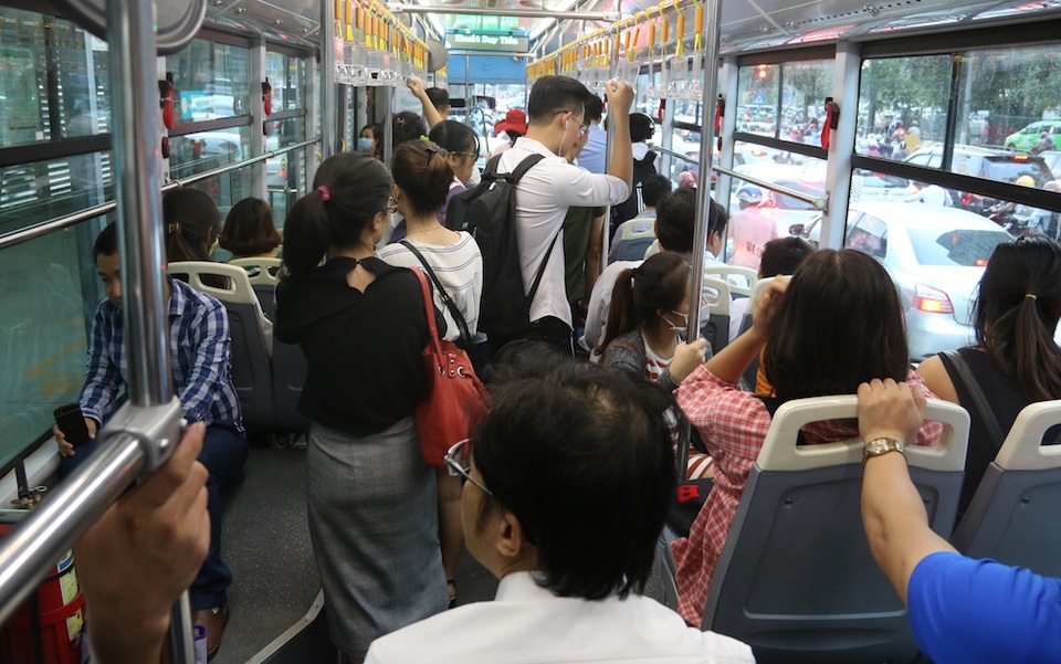 Buýt nhanh BRT Hà Nội vắng khách - 5
Giờ cao điểm (17h30), chuyến buýt xuất phát từ bến Kim Mã mới bắt đầu đông khách. Sau một vài trạm, ghế ngồi được lấp trống, hành khách bắt đầu phải đứng bám.