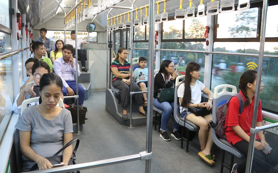 Buýt nhanh BRT Hà Nội vắng khách - 9
Một chuyến xe buýt nhanh trong giờ cao điểm chỉ vừa đủ khách cho các chỗ ngồi.