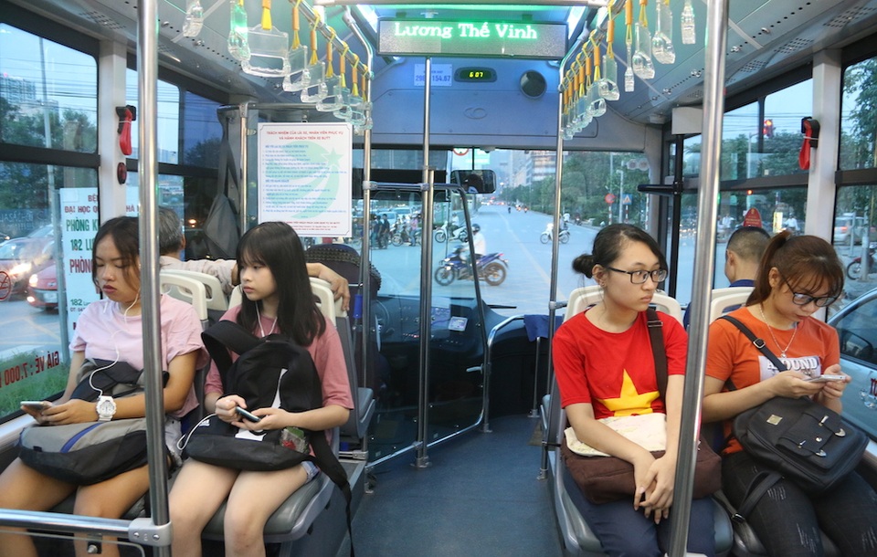 Buýt nhanh BRT Hà Nội vắng khách - 11
Theo thống kê trong chuyến xe BRT mà phóng viên lựa chọn giờ cao điểm đi từ nhà chờ Trung Văn đến bến xe Kim Mã trên xe chưa đến 30 hành khách.