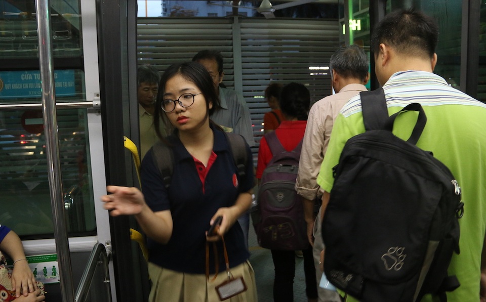 Buýt nhanh BRT Hà Nội vắng khách - 10
Buýt nhanh BRT thông xe đầu năm 2017 chạy tuyến Kim Mã - Yên Nghĩa dài 14,7 km. Có 26 xe thiết kế riêng phục vụ tuyến này, có thể chở tối đa 90 hành khách cùng lúc. Ngoài 2 điểm bến đầu và cuối, dọc tuyến có 21 nhà chờ. Đặc biệt, buýt nhanh BRT được bố trí làn đường riêng, cấm mọi phương tiện khác đi vào.
