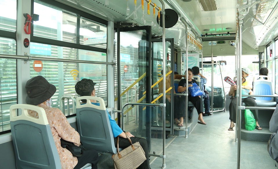 Buýt nhanh BRT Hà Nội vắng khách - 1
Bên trong một xe buýt BRT vào giờ thấp điểm buổi chiều. Dù xe đã đi qua vài trạm, lượng hành khách vẫn ít, xe vắng vẻ.