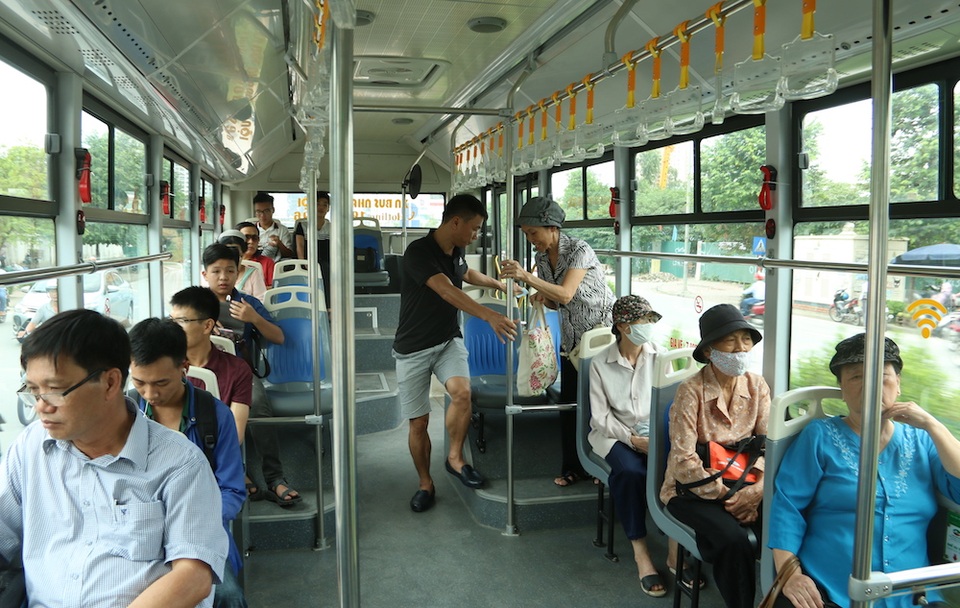 Buýt nhanh BRT Hà Nội vắng khách - 4
Phải qua rất nhiều trạm, số lượng hành khách mới bắt đầu tăng lên hơn chục người. Suốt lộ trình, trên xe luôn có nhiều ghế trống.