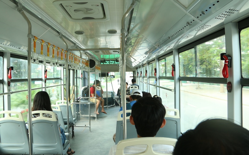 Buýt nhanh BRT Hà Nội vắng khách - 2
Tới nhà chờ Khuất Duy Tiến, tức xe buýt đã đi được nửa lộ trình, số lượng hành khách vẫn khá khiêm tốn: 17 người. Lượng khách cũng không có mấy thay đổi cho đến khi xe về đến bến cuối Yên Nghĩa.
Theo thiết kế, xe có thể chở tối đa cùng lúc 90 người.