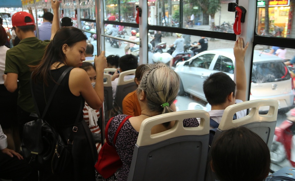Buýt nhanh BRT Hà Nội vắng khách - 6
Tuy nhiên, ghi nhận thực tế của phóng viên trên một số chuyến cho thấy số lượng hành khách vào giờ cao điểm cũng không vượt qua con số 50 . Con số này cũng chỉ duy trì được từ trạm Giảng Võ đến trạm Trung Văn.
