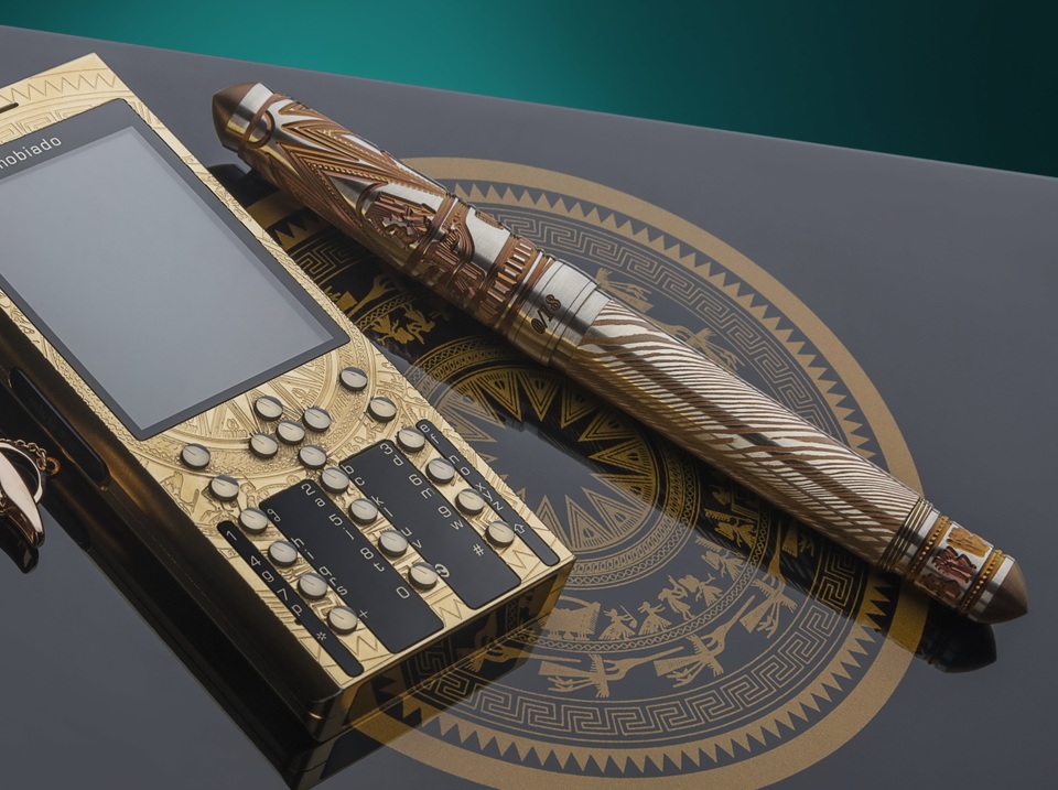 
Những tuyệt tác Grayson Tighe Dong Son được trưng bày tại hệ thống Miluxe Exclusive Boutique - Tầng 2 TTTM Tràng Tiền Plaza, Hà Nội / Tầng G Khách sạn Sheraton, TPHCM.
