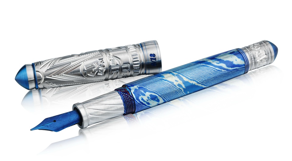 
Màu xanh khác lạ của chất liệu thép Titanium Mokume-Gane đem tới sự phá cách so với tông màu vàng của trống đồng Đông Sơn truyền thống.
