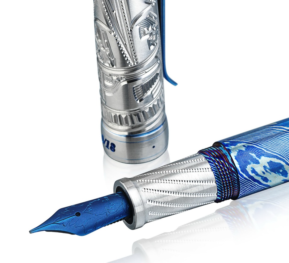 
Mokume-Gane Titanium Dong Son với ngòi bút bằng titanium, tạo được màu xanh đặc trưng bởi kỹ thuật nung qua lửa giống trên kim đồng hồ của các thương hiệu Thụy Sỹ cao cấp.
