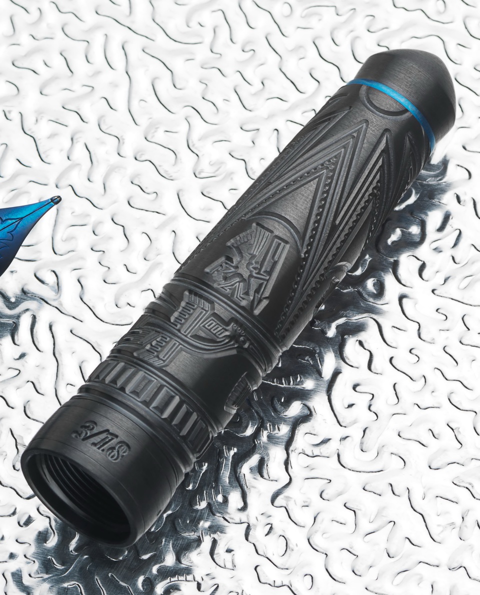 
Mokume-Gane Zirconium Dong Son với toàn bộ chiếc bút làm bằng Zirconium - vật liệu hi-tech cao cấp nhất, chuyên dùng trong công nghệ vũ trụ hoặc trên các đồng hồ siêu cao cấp.
