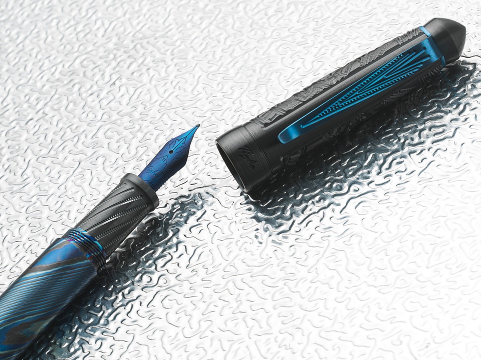 
Grayson Tighe Dong Son Collection được bảo hành trọn đời cùng số lượng sản xuất hạn chế, ý nghĩa văn hóa, chiếc bút này xứng đáng nằm trong các bộ sưu tập danh giá.
