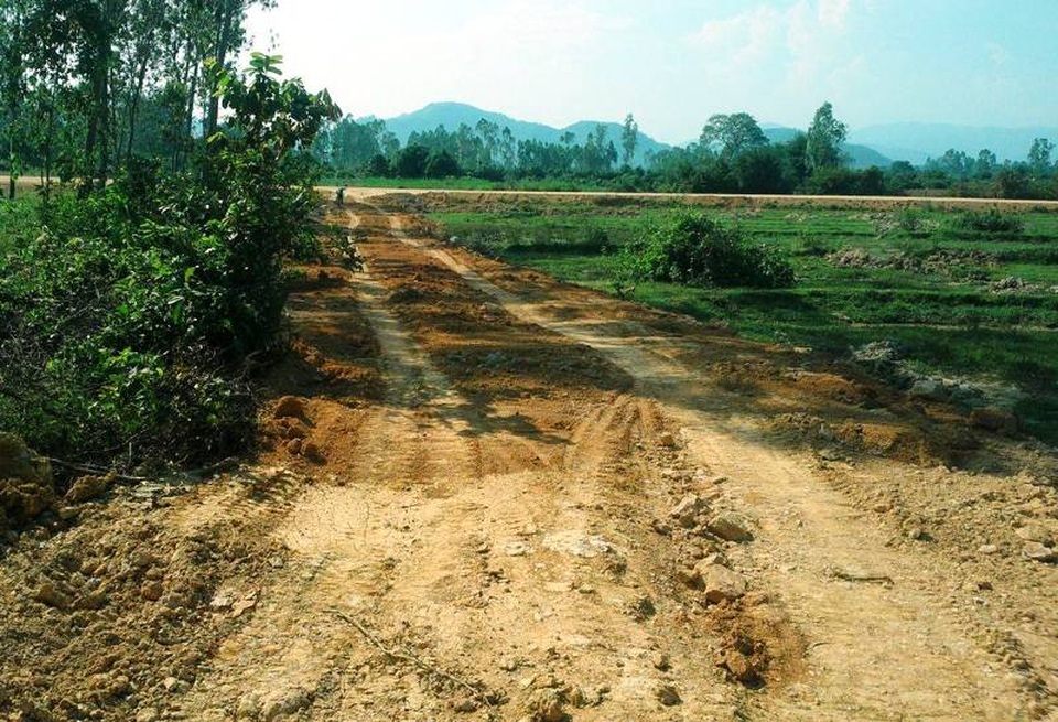 Bình Định: "Đất tặc" hoành hành trong đêm, chính quyền không hay biết? - 5 Con đường mới được hình thành chuẩn bị cho việc khai thác đất tại núi Một