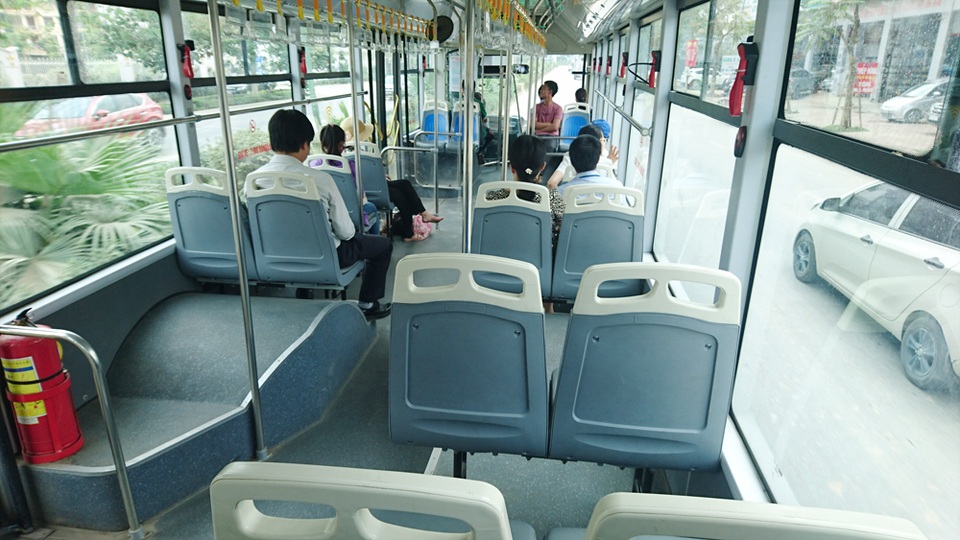 Buýt nhanh BRT chỉ chở vài hành khách khi chạy trên đường? - 4 Lượng khách lên xe dọc tuyến đường lộ trình về bến Kim Mã cũng rất vắng.