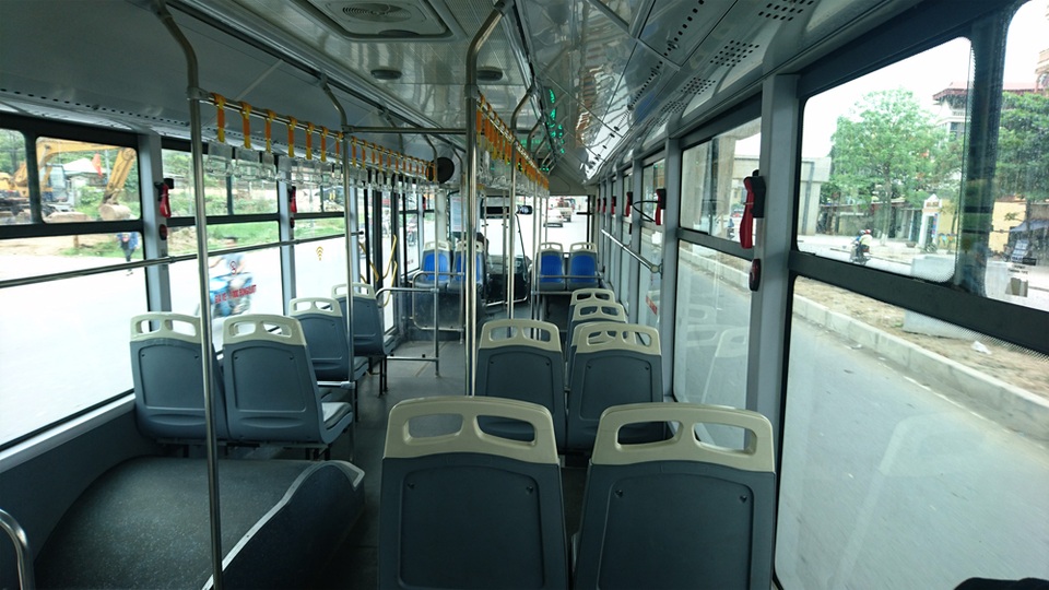 Buýt nhanh BRT chỉ chở vài hành khách khi chạy trên đường? - 3 Xe buýt BRT đi xe không khi ra khỏi bến Yên Nghĩa.