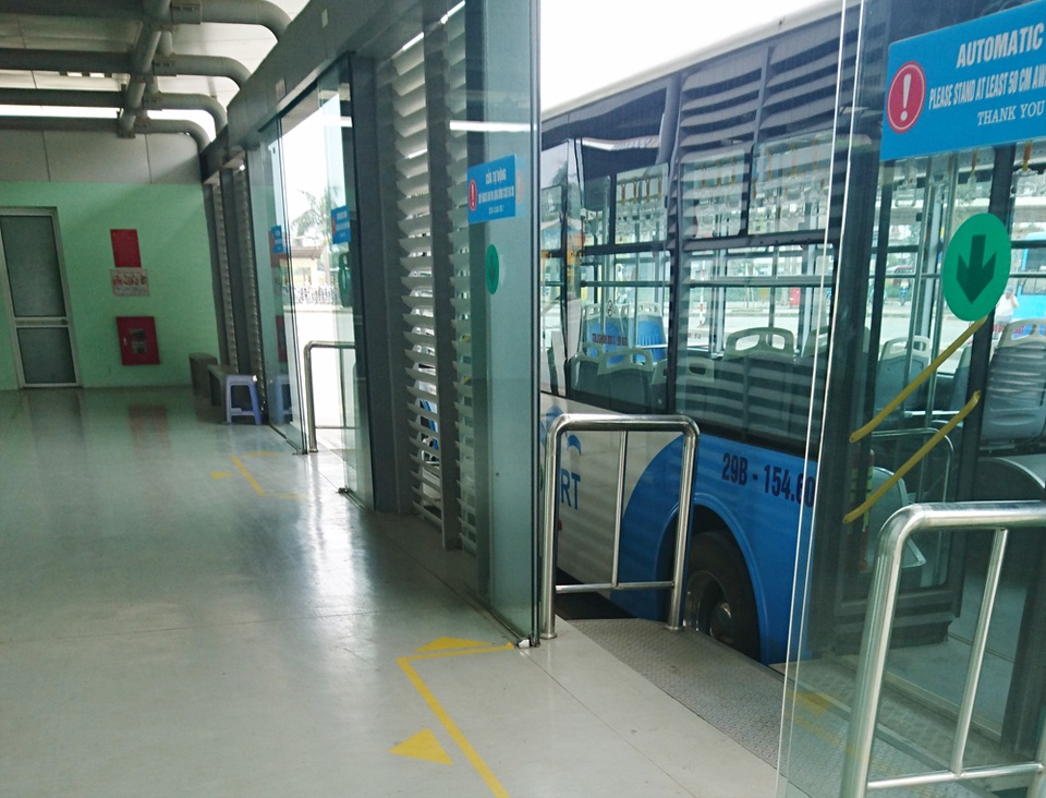 Buýt nhanh BRT chỉ chở vài hành khách khi chạy trên đường? - 5 Nhà chờ ở bến Yên Nghĩa không có hành khách.