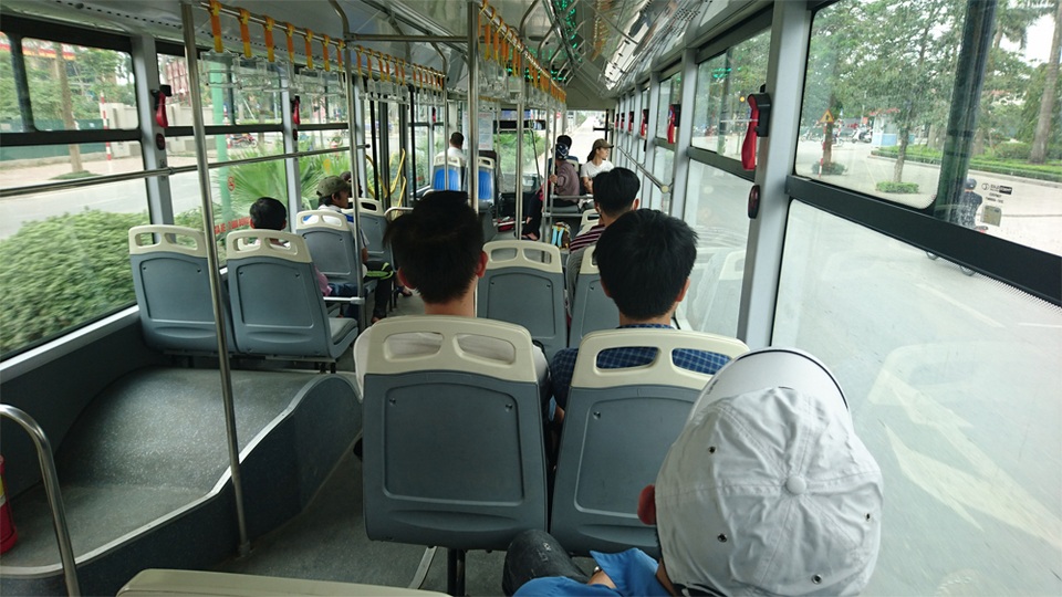 Buýt nhanh BRT chỉ chở vài hành khách khi chạy trên đường? - 2 Thời điểm đông nhất trên xe này cũng chỉ được 17 người.