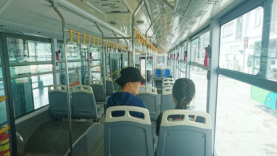 Buýt nhanh BRT chỉ chở vài hành khách khi chạy trên đường? - 1 Chỉ có 3 hành khách ngồi trên xe buýt nhanh BRT, khi xe này xuất bến Kim Mã.