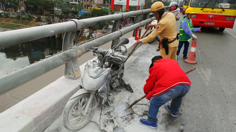 CSGT phối hợp thu dọn vệ sinh khu vực xảy ra vụ việc.