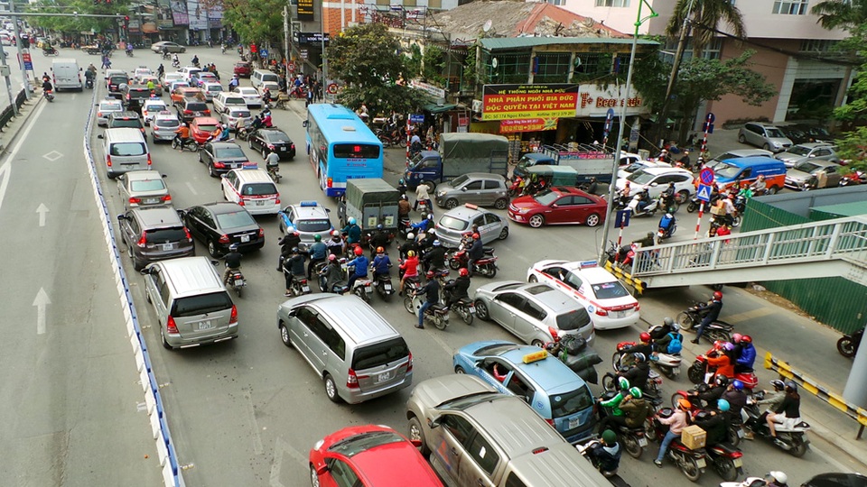 “Ngó lơ” dải phân cách cứng, ô tô cùng xe máy “ken kín” đường buýt nhanh - 5 Ngã tư Giảng Võ - La Thành sát với ngã ba Giảng Võ - Ngọc Khánh. Giao thông khu vực này ngày thường đã thường xuyên xảy ra xung đột. Những ngày gần Tết, lượng phương tiện tăng cao, cộng với lòng đường bị thu hẹp lại để dành riêng cho buýt nhanh, khu vực này luôn ngộp thở.