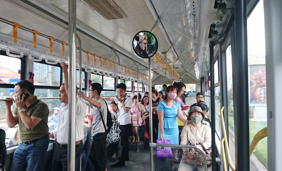 Buýt nhanh BRT chỉ chở vài hành khách khi chạy trên đường? - 7 Lượng hành khách đi xe buýt nhanh BRT vào giờ cao điểm vẫn khá đông.