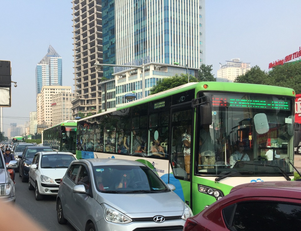 Buýt nhanh thành... buýt chậm! - 12
3 chiếc buýt nhanh bị dồn lại trên một đoạn đường rất ngắn