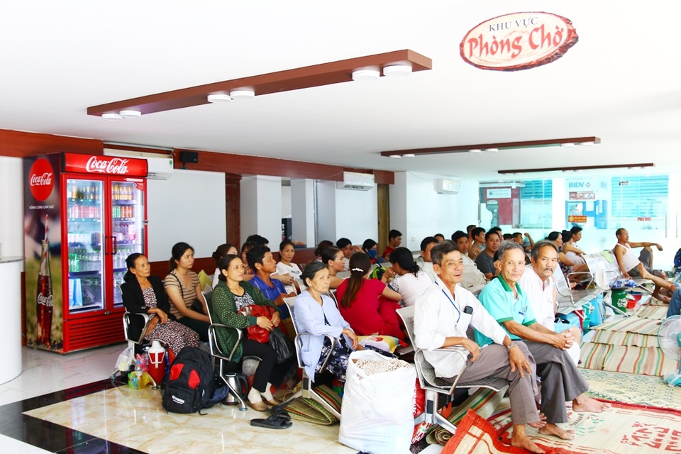 Những chuyển biến tích cực tại bệnh viện Trung ương Huế - 6 Nhà chờ và khu vực Phòng chờ được trang bị máy lạnh, cơ sở vật chất khang trang