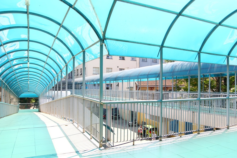 Những chuyển biến tích cực tại bệnh viện Trung ương Huế - 9 Các mái hiên che nắng nối các lối đi, các khối nhà tại bệnh viện