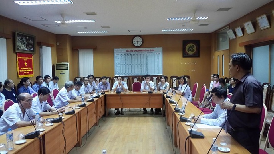 Tiếp tục đình chỉ công tác Giám đốc bệnh viện vụ chạy thận - 1
Ông Lê Xuân Hoàng (đứng) tại buổi họp đình chỉ tiếp ông Dương 15 ngày