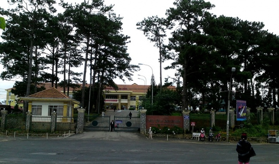 Vụ trẻ sơ sinh tử vong: Đình chỉ 3 nữ hộ sinh ngủ trong ca trực - 1