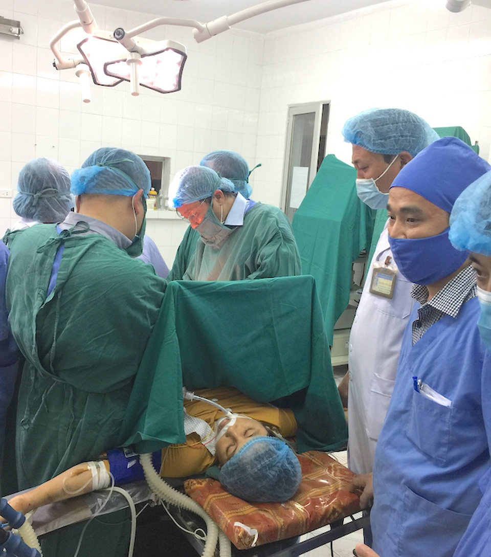 40 phút -50 km và câu chuyện cứu sống bệnh nhân băng huyết sau sinh - 2 Đến nay, chị Vinh đã tỉnh trở lại và đăng được chăm sóc.
