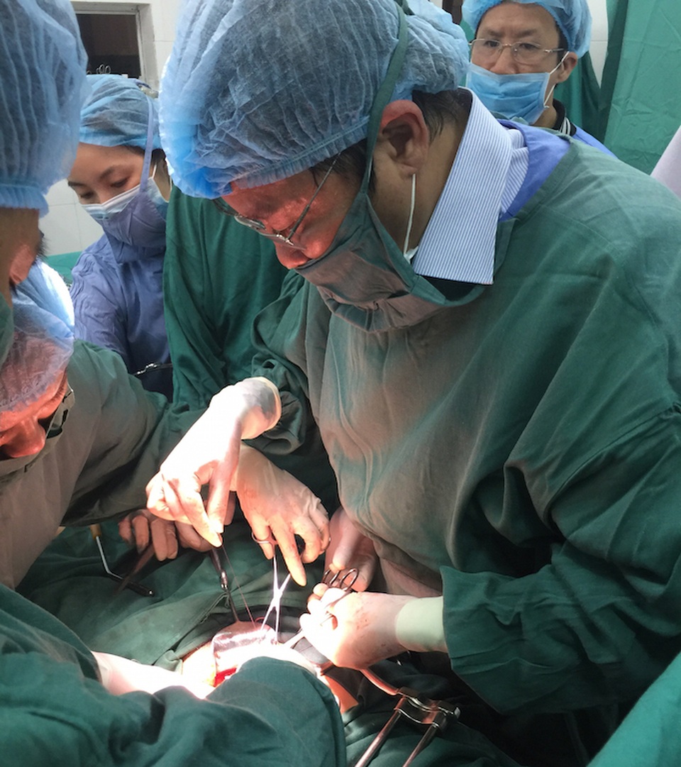 40 phút -50 km và câu chuyện cứu sống bệnh nhân băng huyết sau sinh - 1 Bác sỹ BVHNĐK Nghệ An phẫu thuật cấp cứu bệnh nhân Vinh tại BV huyện Thanh Chương.
