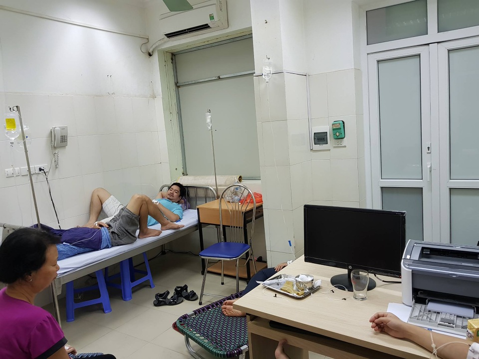 Sốt xuất huyết “leo thang”, số bệnh nhân của Hà Nội sắp dẫn đầu cả nước - 1 Phòng bác sĩ tại BV Đống đa được kê thêm giường để điều trị bệnh nhân SXH. Ảnh: H.Hải