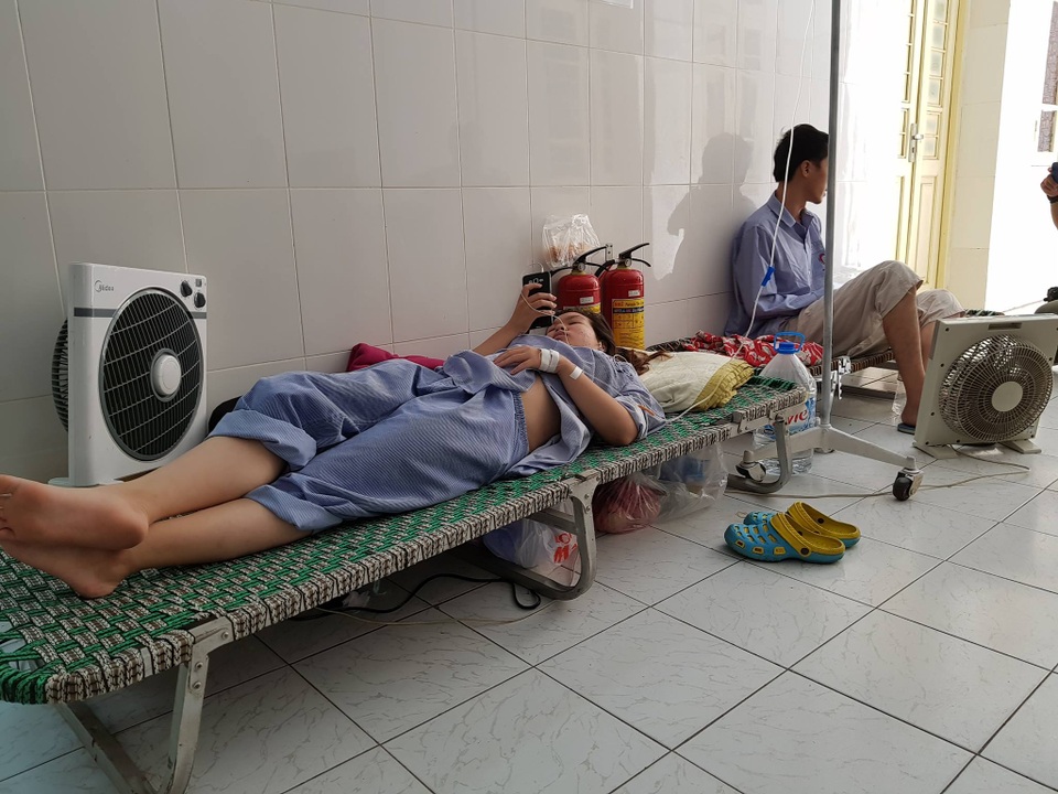 Hà Nội thêm gần 2.800 ca mắc sốt xuất huyết mới trong 1 tuần - 1 Bệnh nhân sốt xuất huyết nằm tràn ra hành lang bệnh viện. Ảnh: H.Hải