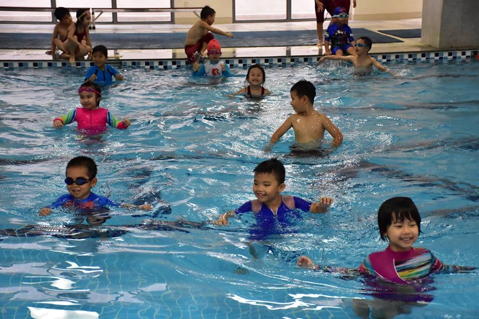 Chương trình hè bổ ích và thú vị tại Trường Quốc tế BVIS - 1 Giờ học bơi trong chương trình hè trường Quốc tế BVIS”.