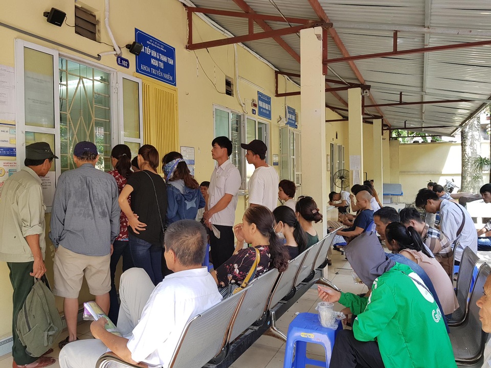 Rơi vào hôn mê sâu, người phụ nữ trẻ tử vong vì sốt xuất huyết - 1 Mỗi ngày các bệnh viện ở Hà Nội tiếp nhận hàng nghìn trường hợp bệnh nhân đến khám vì sốt xuất huyết. Ảnh: H.Hải