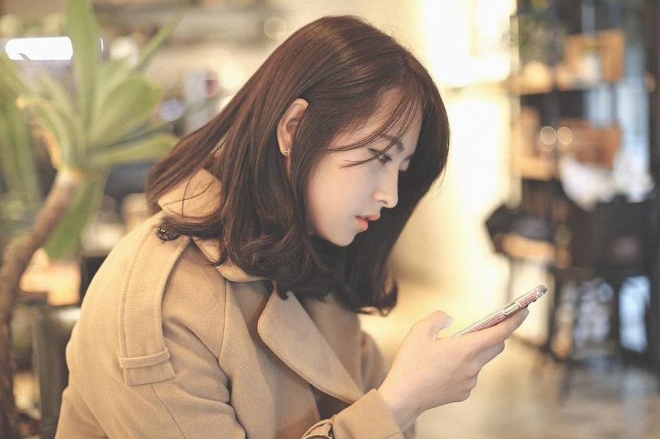 Ngắm vẻ đẹp của cô gái làm gương mặt đại diện quân đội Hàn Quốc - 9
Dù là búi tóc khi mặc quân phục, thả tóc kết hợp với váy khoét cổ sexy hay thậm chí là tóc ngắn bồng bềnh, Cho Han Byul vẫn thể hiện rõ vẻ đáng yêu của mình.