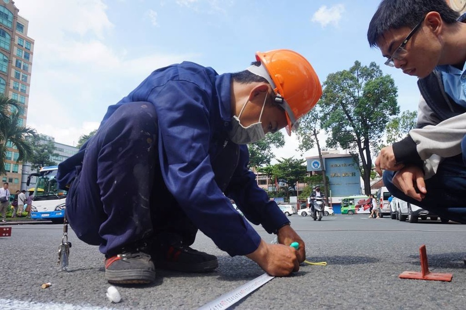 Chính thức trùng tu nhà thờ Đức Bà 140 năm tuổi ở Sài Gòn - 1 Từ sáng nay 4/7, nhiều nhóm công nhân đang tất bật đo vẽ, dựng rào chắn trên các tuyến đường xung quanh nhà thờ Đức Bà, quảng trường Công xã Paris, phường Bến Nghé, quận 1, TPHCM.
