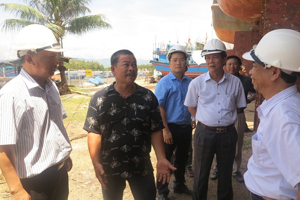 Xin lùi thời gian sửa chữa tàu vỏ thép hư hỏng do thời tiết? - 3 Ngư dân Nguyễn Văn Lý (áo đen) đang trình bày những khó khăn với Thứ trưởng cùng đoàn công tác Bộ Nông nghiệp