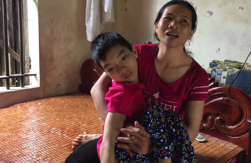 Chuyện buồn ở một xã nghèo: Vợ liệt sĩ tái giá phải nộp tiền để được hưởng chế độ? - 3 Chị Lê Thị Đào bế con bị tật nguyền là cháu Hồ Thị Định. Chị Đào cho biết, con mình bị dị tật bẩm sinh từ nhỏ, nhưng được hưởng chế độ bình thường.