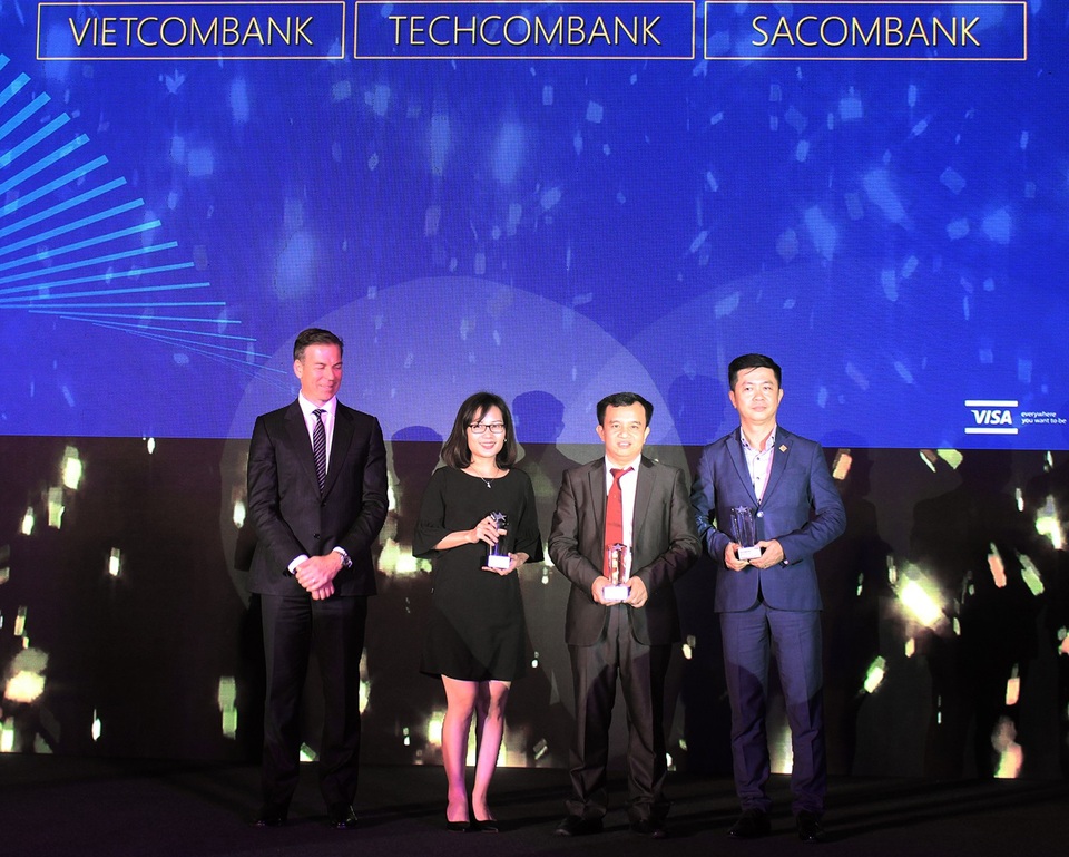 Techcombank dẫn đầu thị trường về doanh số sử dụng Visa Credit - 1
Anh Đặng Công Hoàn, thứ 2 từ phải sang, đại diện Techcombank nhận giải